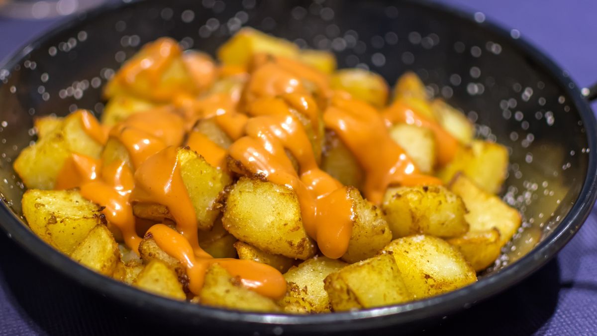 Nieodłącznym elementem hiszpańskiej przekąski jest kremowy sos