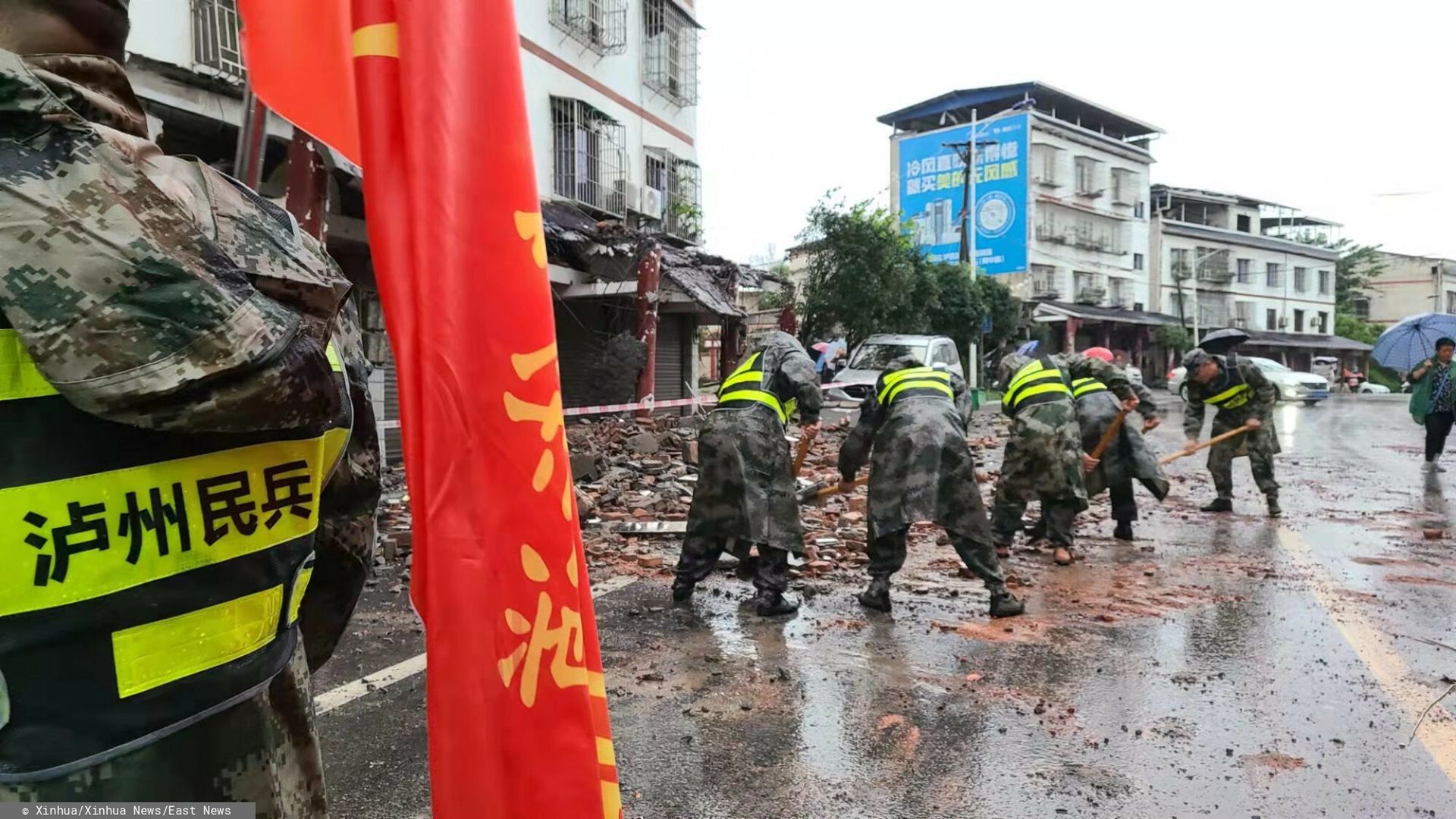 Trz?sienie ziemi w chi?skim Luzhou(210916) -- LUXIAN, Sept. 16, 2021 (Xinhua) -- Photo taken with a mobile phone shows rescuers removing debris on a street in Fuji Town of Luxian County, southwest China's Sichuan Province, Sept. 16, 2021. Two people were dead and three others injured after a 6.0-magnitude earthquake jolted Luxian County at 4:33 a.m. Thursday (2033 GMT Wednesday). The quake also damaged houses. (Xinhua)Xinhua