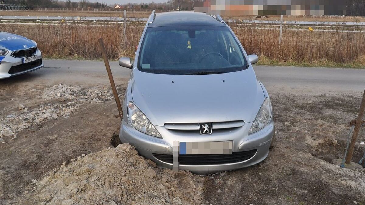 Kierowca Peugeota wjechał w ogrodzenie
