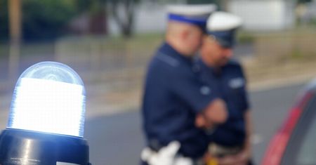 Szalał na drodze na oczach policjantów. Dostał ogromny mandat