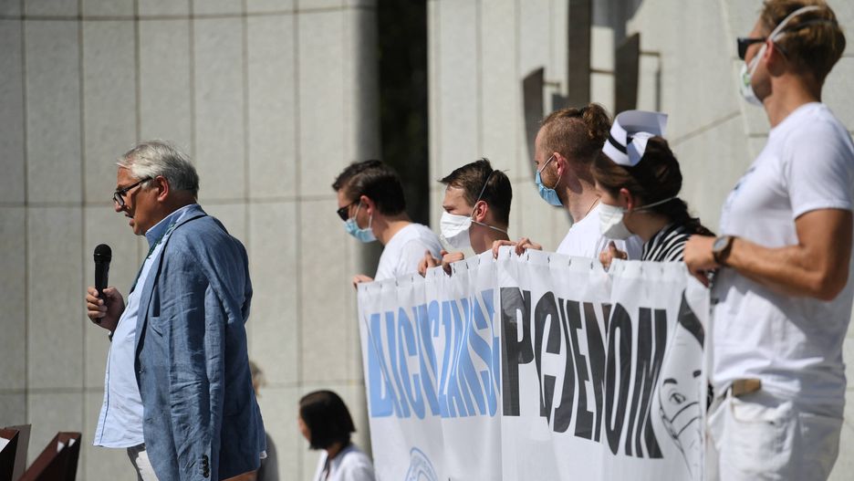 Medycy protestują pod Ministerstwem Zdrowia: "Kryzys w służbie zdrowia pogłębia się, a rząd nie współpracuje"