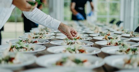 Restauracja robiła okropną rzecz z jedzeniem z wesela. Całe szczęście, że ich przyłapali