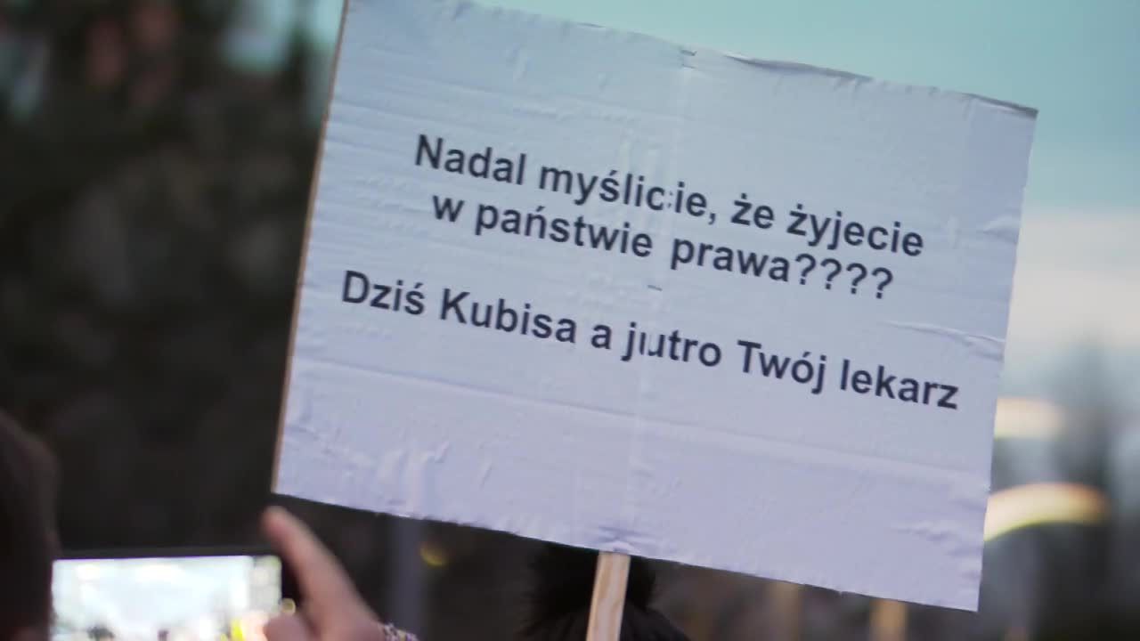 “Dziś dr Kubisa, jutro twój lekarz” – szczecinianki demonstrowały w obronie ginekolog ściganej przez prokuraturę