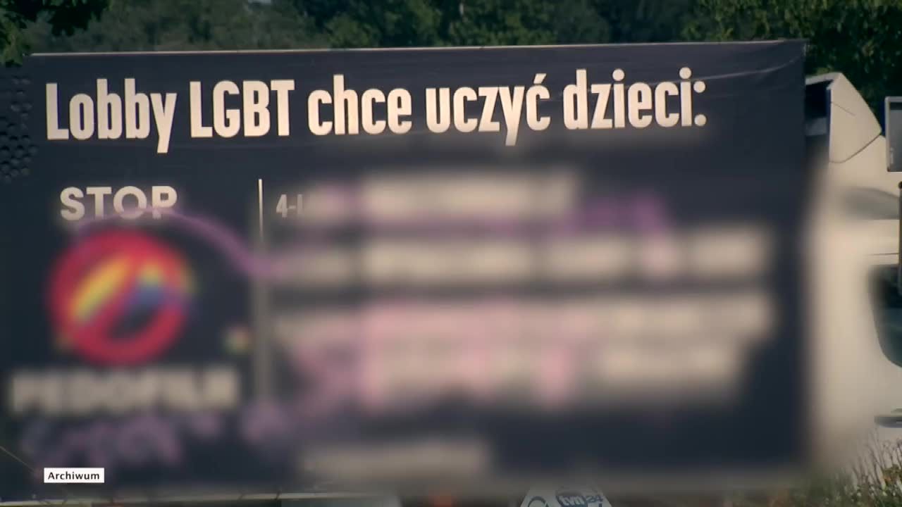 Wyrok w sprawie furgonetki z hasłami anty-LGBT. “Mowa nienawiści wymierzona w orientację seksualną”