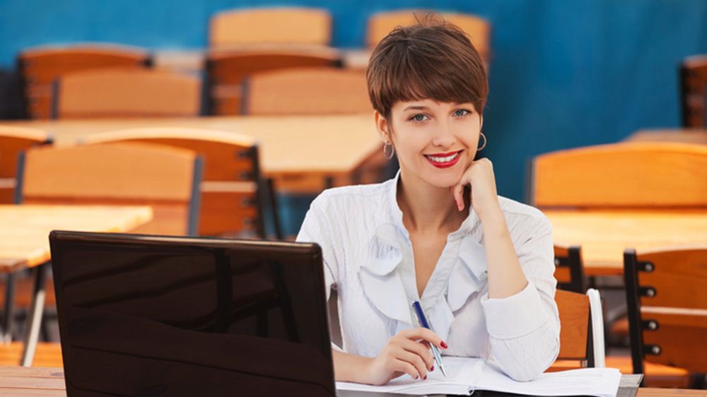 Idąc do pracy możemy wybrać koszulę z żabotem z małym dekoltem V