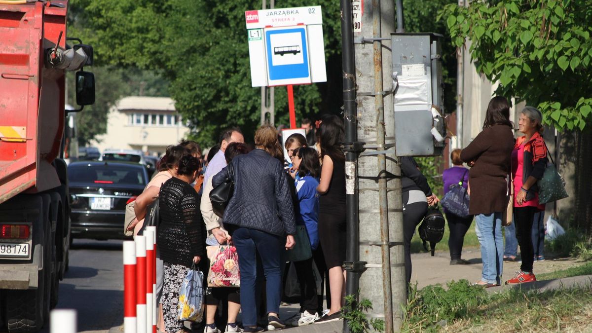 Codziennie, na "bazarku" w Piasecznie na pracę sezonową czeka około setki Ukraińców. Większość jest w Polsce nielegalnie.