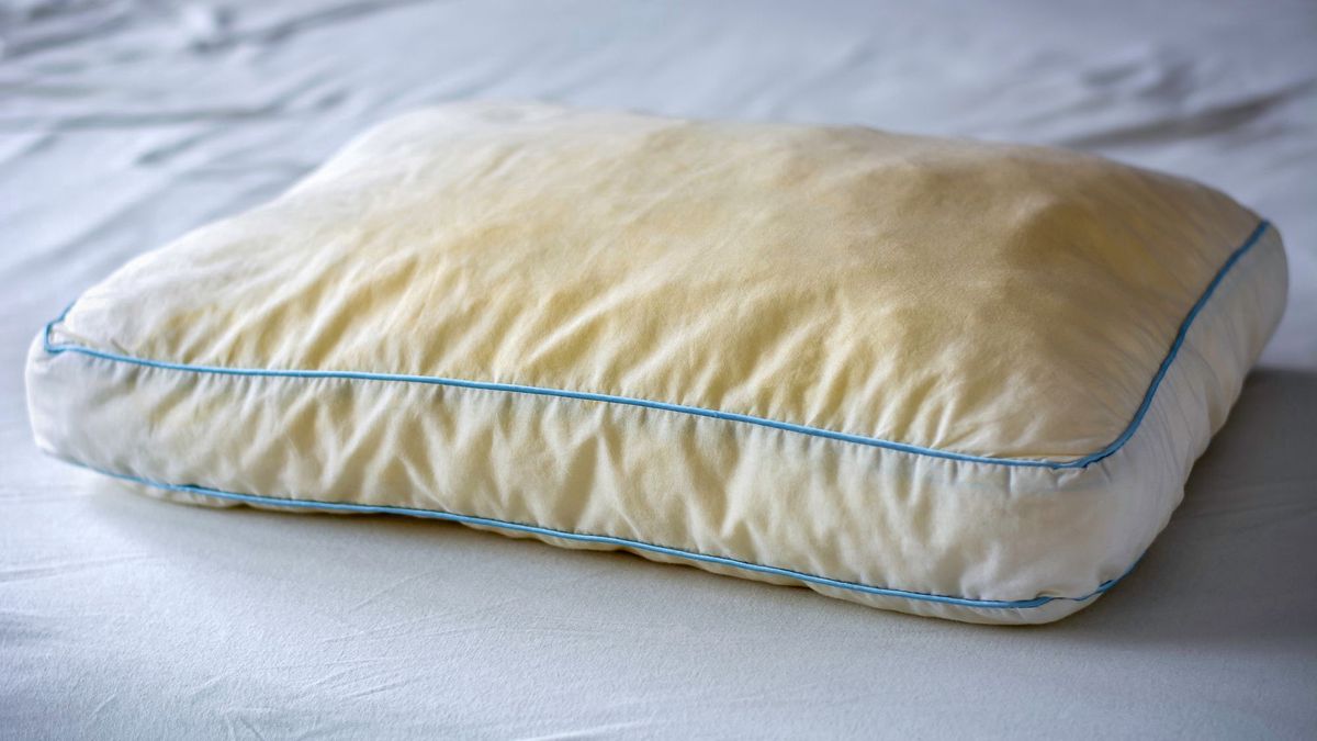 Co oznaczają wilgotne plamy na poduszce?