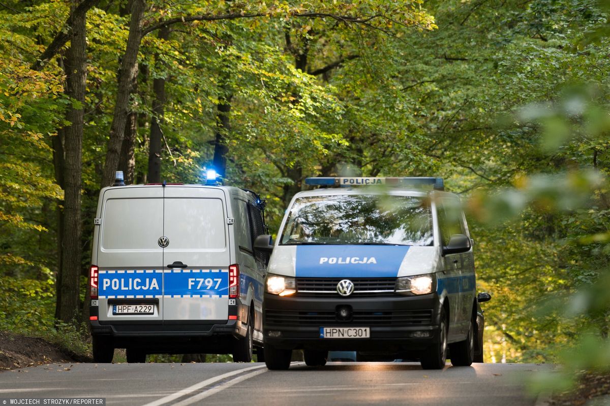 Na miejscu pracują policjanci. Zdjęcie ilustracyjne