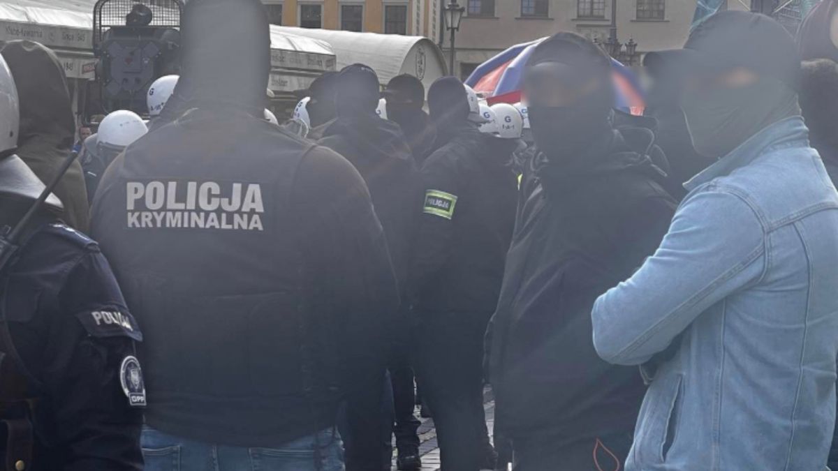 WP SportoweFakty / Na zdjęciu: funkcjonariusze policji