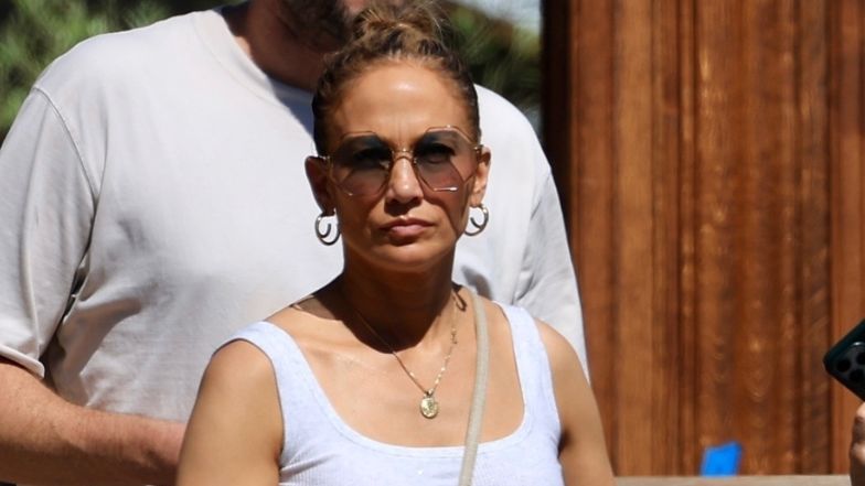 Jennifer Lopez buszuje po sklepie z antykami