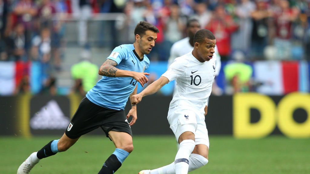 Getty Images / Alex Livesey / Na zdjęciu: Matias Vecino i Kylian Mbappe Lottin