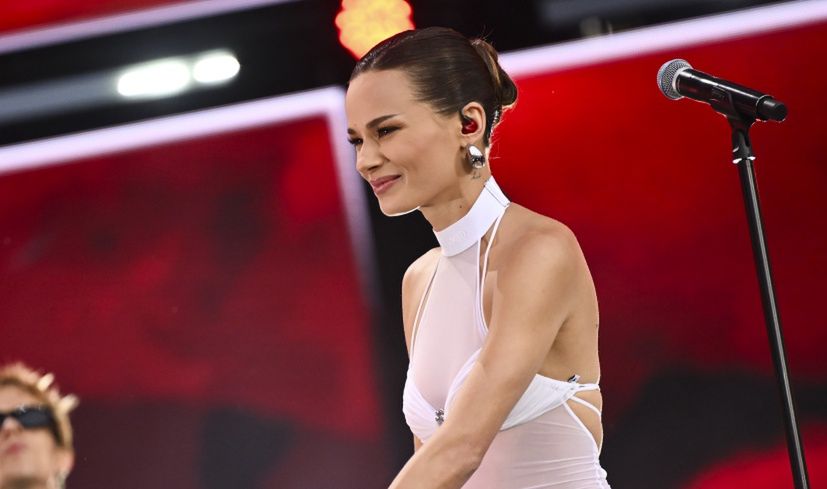 Szroeder cała na biało. Założyła przezroczystą sukienkę