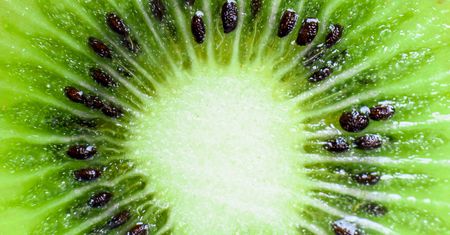 Śmiałem się, gdy zobaczyłem, jak koleżanka je kiwi. Teraz robię tak samo