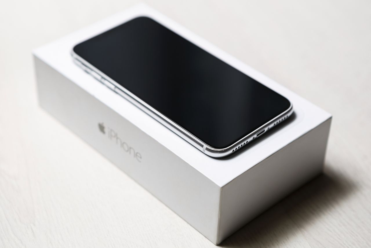 Używanego iPhone'a X można sprzedaż w dobrej cenie, depositphotos