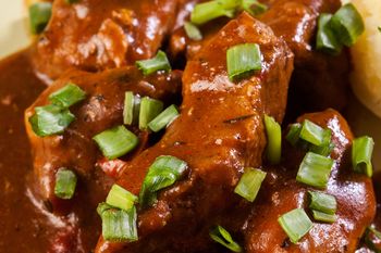 Kruchy i soczysty schab w ciemnym sosie. Zapomnij o rozbijaniu i panierowaniu