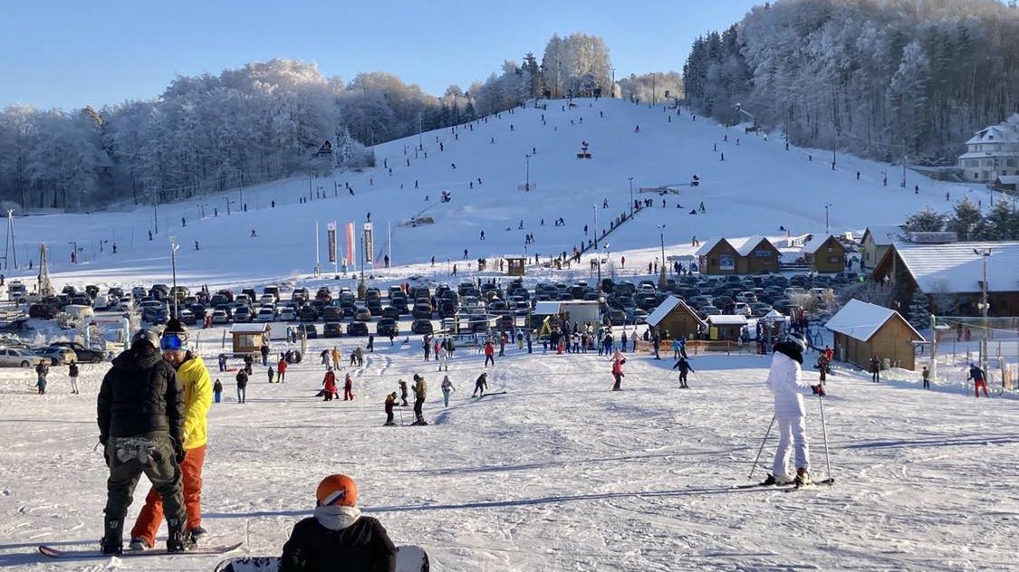 Ośrodek Wieżyca Koszałkowo oferuje osiem wyciągów, w tym dwa taśmowe