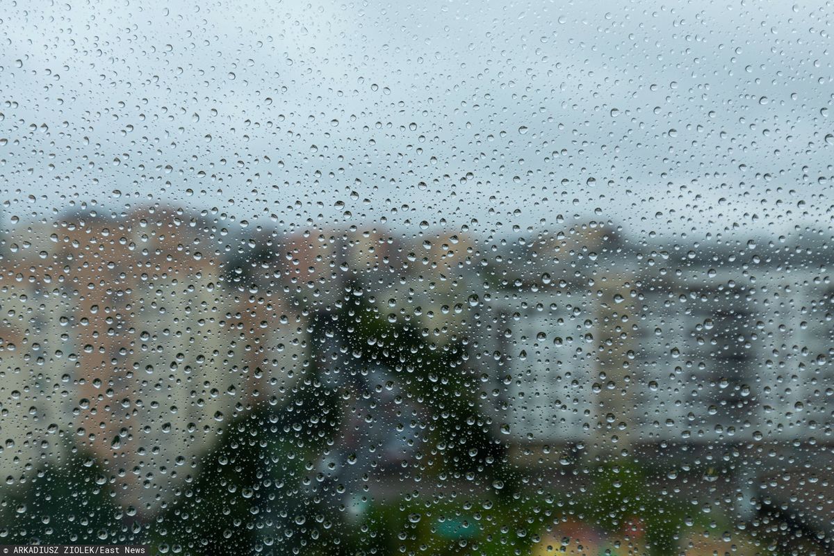 Pogoda w środę nie zachęci do spacerów, gdyż Polskę zdominują przelotne opady deszczu i burze 