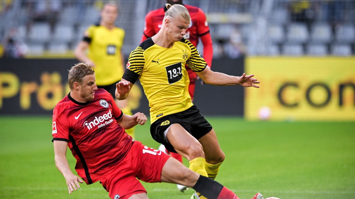 PAP/EPA / SASCHA STEINBACH / Na zdjęciu: Martin Hinteregger i Erling Haaland