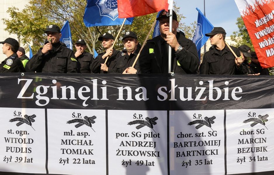 Mundurowi protestują przed gmachem Sejmu