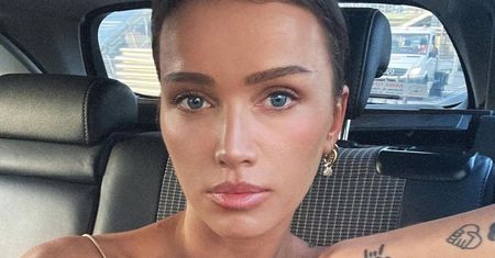Włożyła prześwitującą suknię. Też lansuje najgorętszy trend