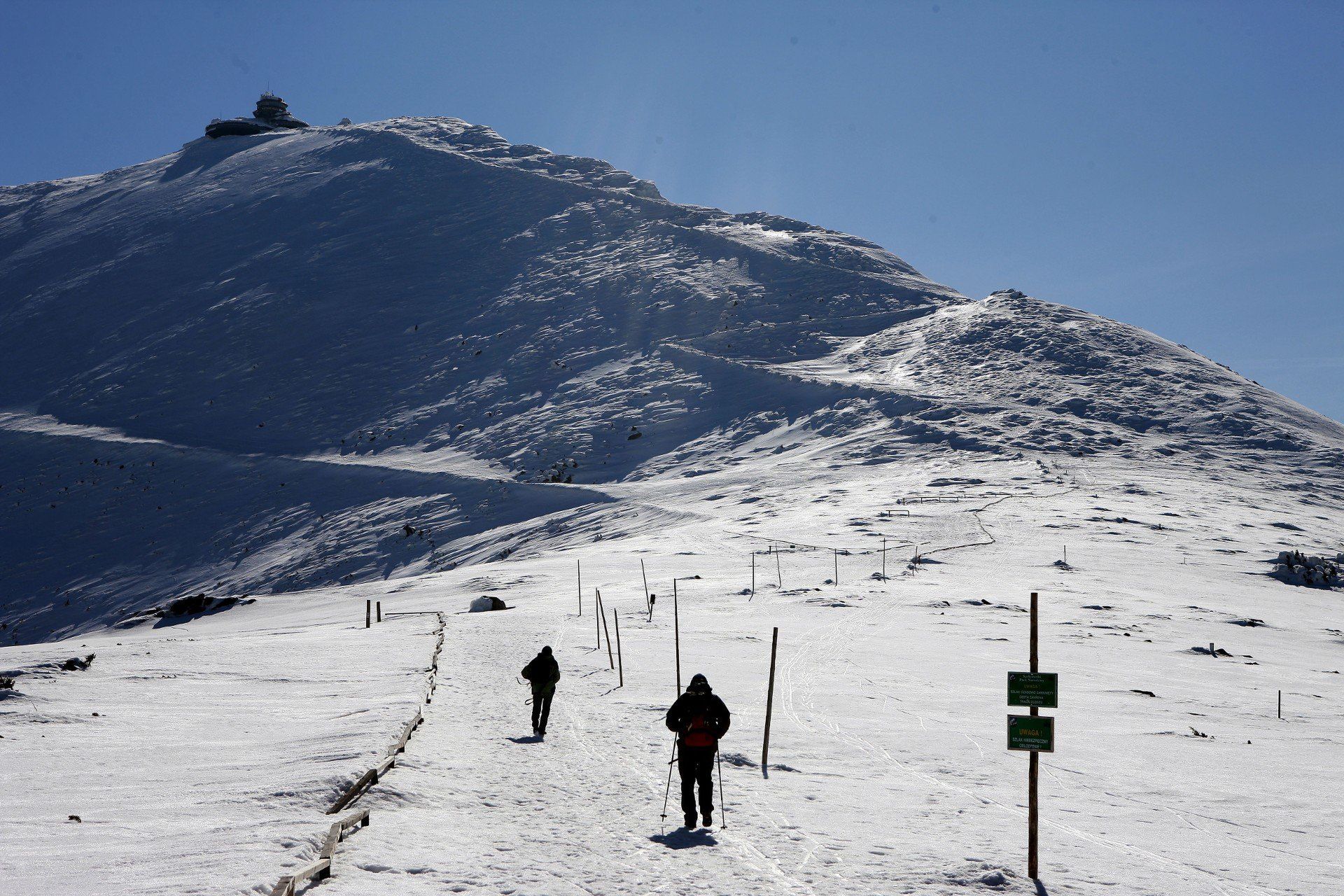 Zastanawiasz się, gdzie zacząć zimową turystykę? Karkonosze oferują proste i krótkie szlaki, które pozwolą ci bezpiecznie cieszyć się górską zimą.