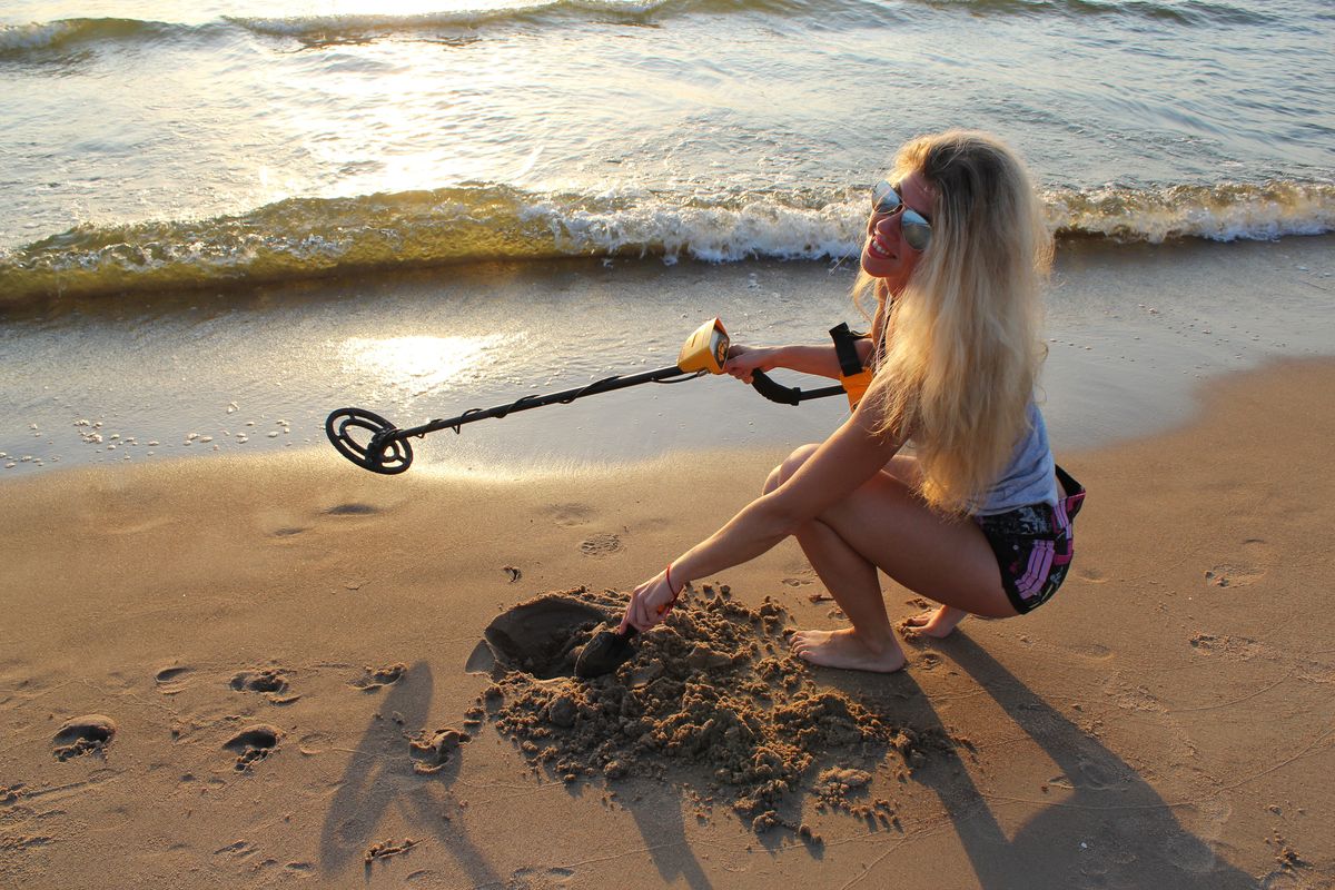 Chodzenie z wykrywaczem metali po plaży to dla niektórych hobby