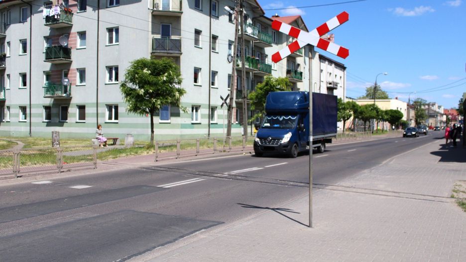 Na terenie Łęczycy wciąż znajdują się pozostałości po kolejce wąskotorowej, która powstała na początku XX wieku z myślą obsługi cukrowni. Lata powojenne przyniosły rozszerzenie działalności łęczyckiej &#34;ciuchci&#34; na przewozy pasażerskie.