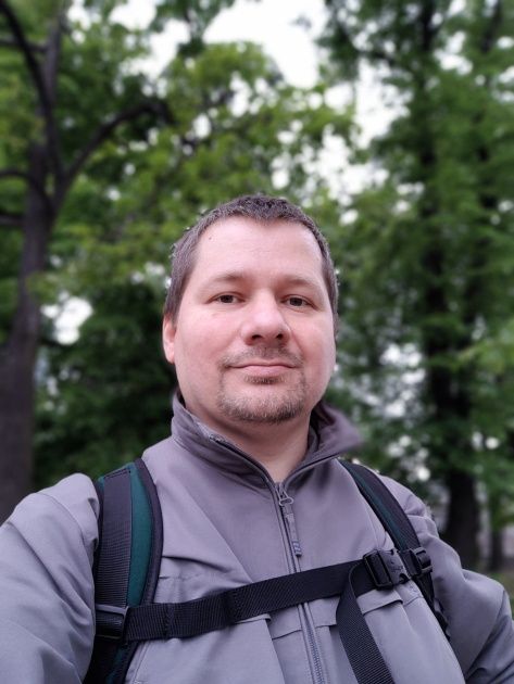 Duże rozmycie tła i foto z rozmyciem minimalnym
