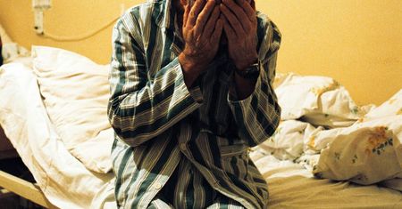 "Ojciec tylko leżał i robił pod siebie". Gdy umarł, odetchnęła z ulgą