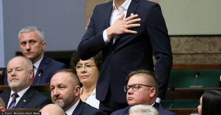 Gomoła chowa głowę w piasek. Najmłodszy poseł w najmłodszej partii i najstarsza metoda