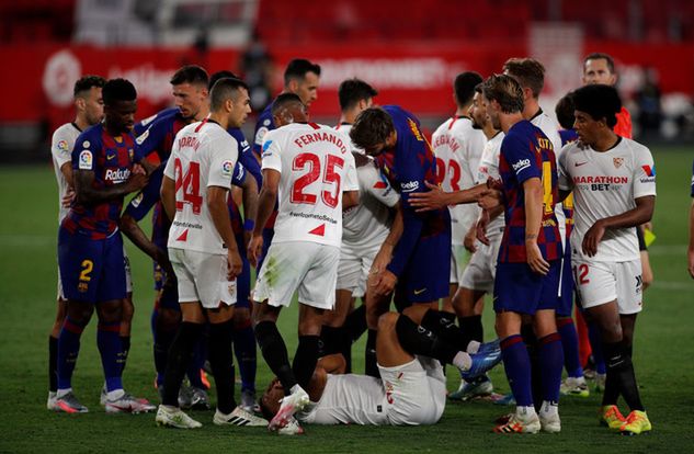 Awantura na boisku po tym jak Messi popchnął Carlosa. Fot. Fran Santiago/Getty Images