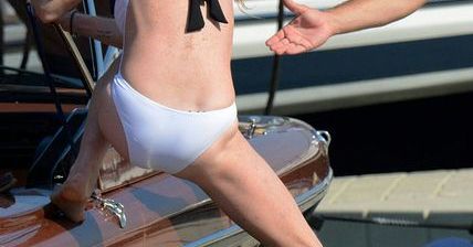 "Dwie spłukane dziewczyny": Lindsay Lohan w obcisłym stroju kąpielowym na greckiej plaży