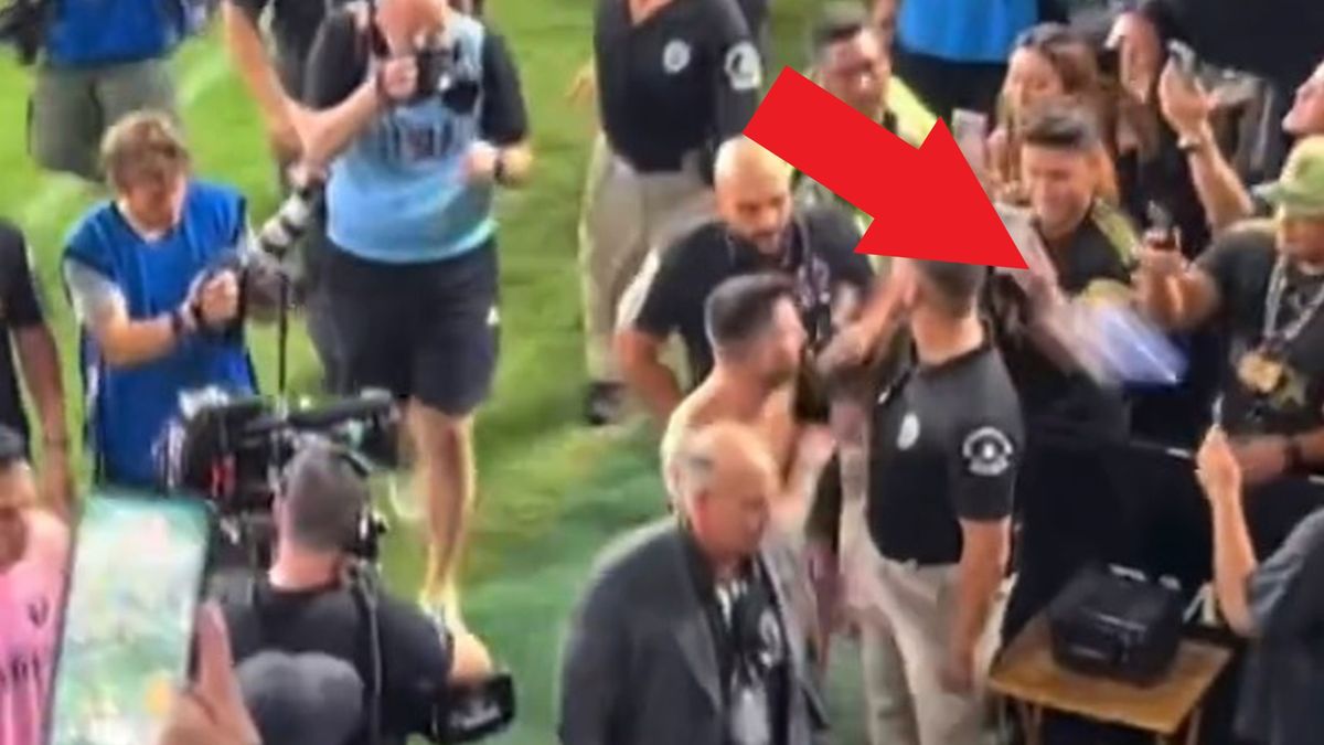 Twitter / Na zdjęciu: butelka rzucona w kierunku Lionela Messiego