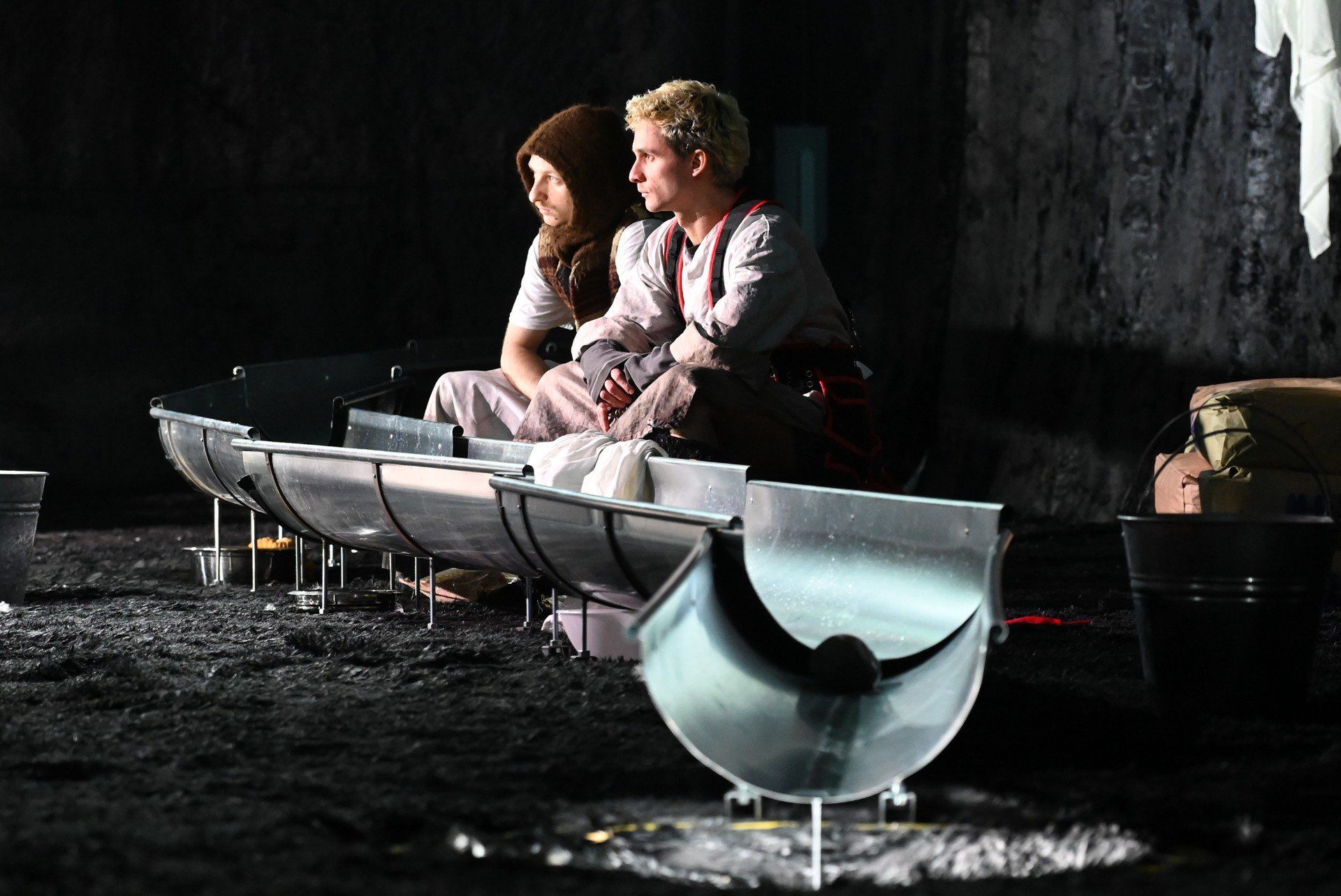 Warto zwrócić uwagę na scenografię - metalowe rury przedstawiają właśnie potok, w którym płyną nieczyste myśli i uczynki.