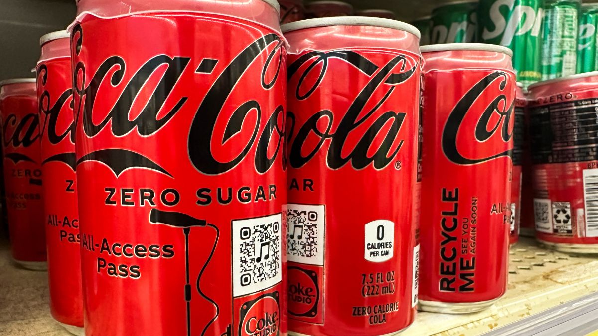 Puszki coli na półce w sklepie