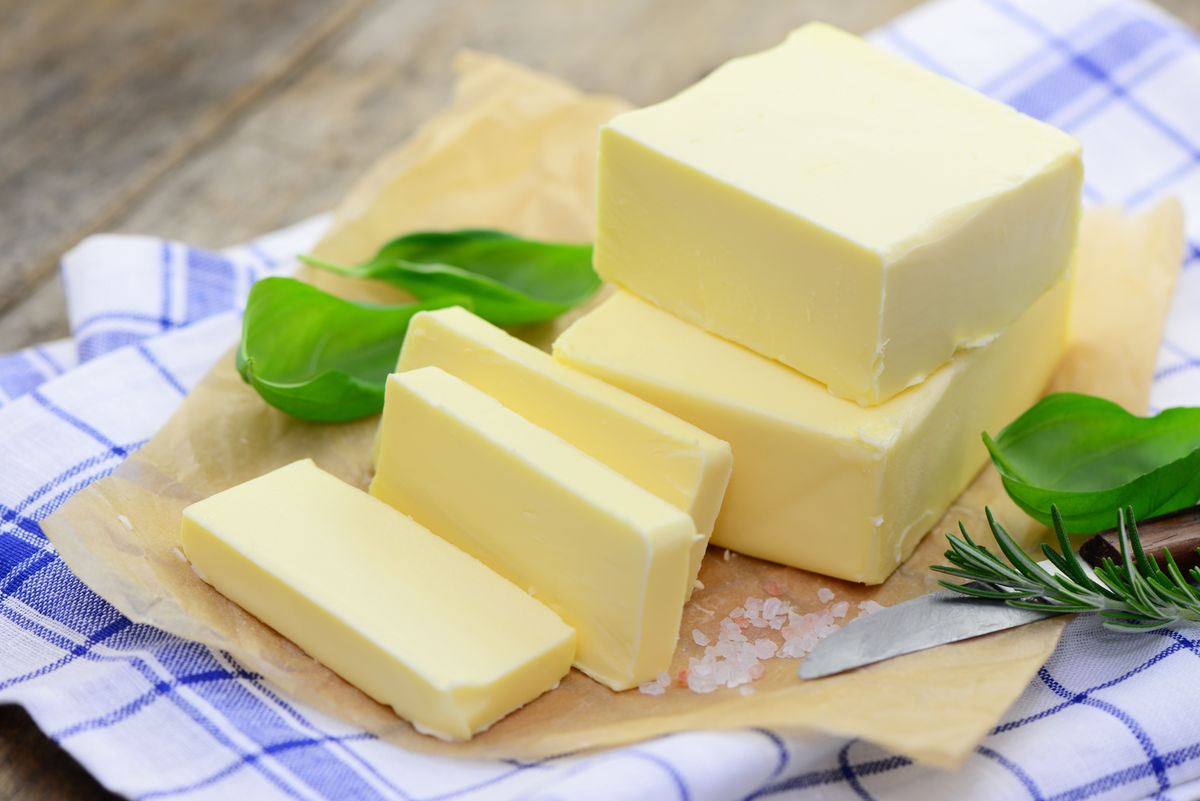 Dobrej jakości masło solone powinno mieć tylko dwa składniki: śmietankę oraz sól 