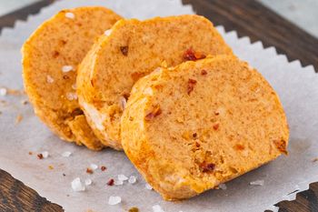 Podałem masło paprykowe na spotkanie z przyjaciółmi. Zrobiło większą furorę niż sałatka