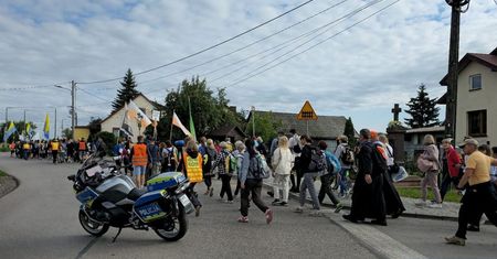 Pielgrzymki na Jasną Górę. Jak należy się zachować wobec kolumny pieszych?