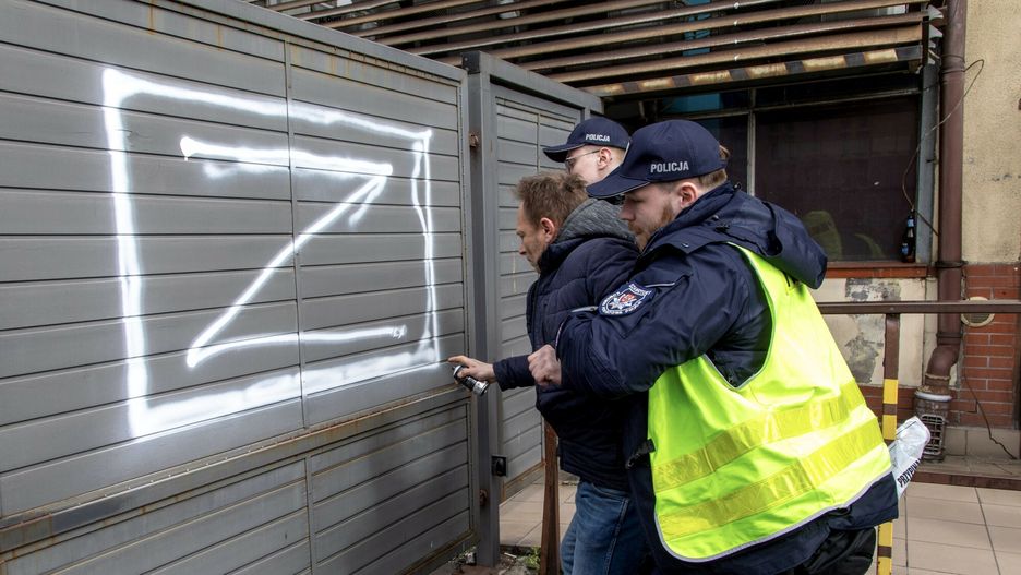 LBO namalowa?a "Z" na siedzibie PiSFot. Katarzyna Pierzchala/East News, Warszawa, 10.04.2022, Aktywisci Lotnej Brygady Opozycji namalowali na bramie wjazdowej do siedziby PiS na Nowogrodzkiej w Warszawie, litere Z. Jest to nawiazanie do symbolu wojny w Ukrainie, ktorego uzywaja Rosjanie. Celem aktywistow bylo zwrocenie uwagi na proputinowski - ich zdaniem - charakter PiS i dobre relacji politykow tej partii z Marine Le Pen, Viktorem Orbanem i Matteo Salvinim.katarzyna Pierzchala