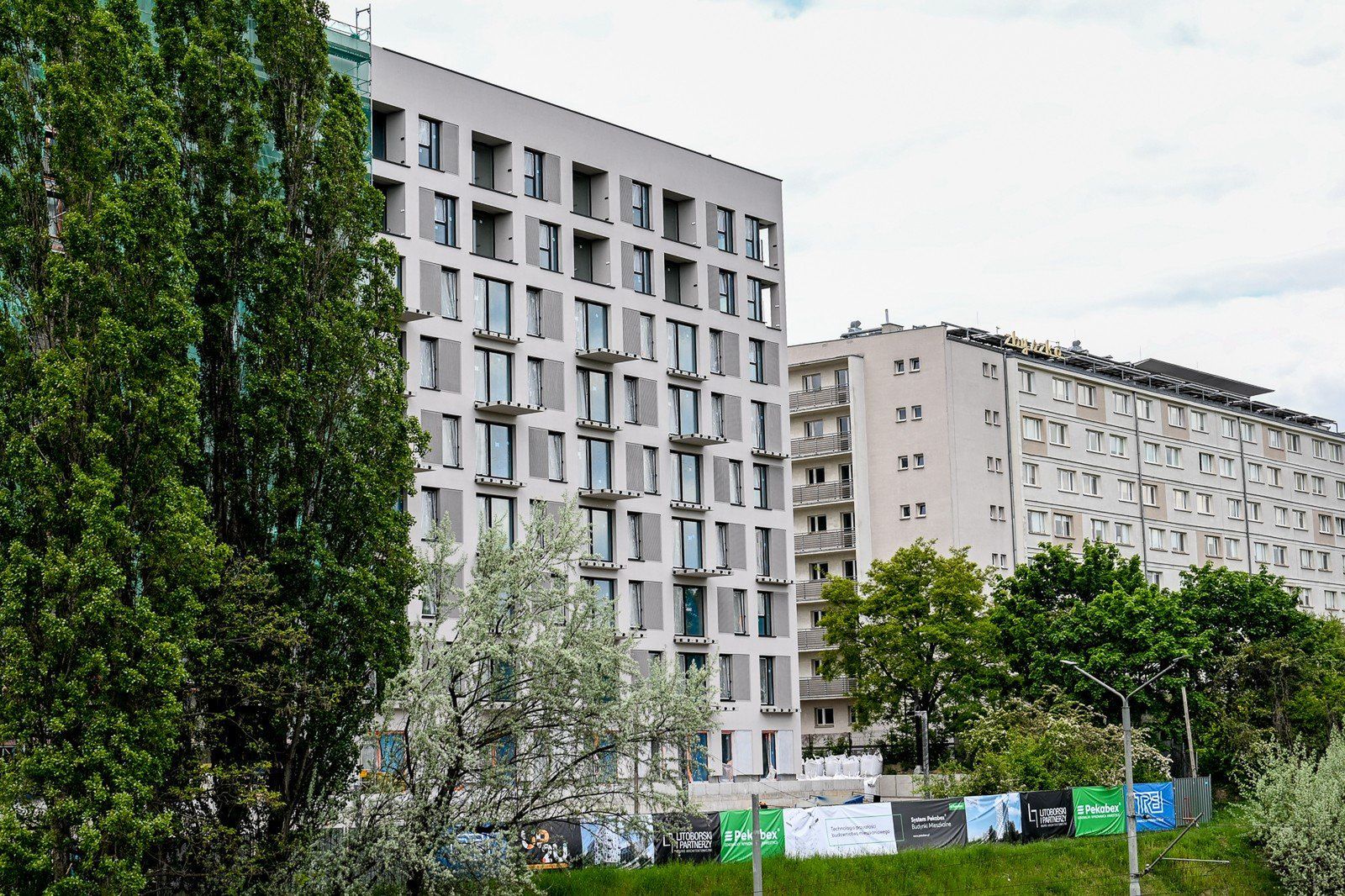 Widać już elewacje nowych budynków. 