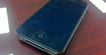Czy iPhone 4 przetrwa upadek z... samolotu?