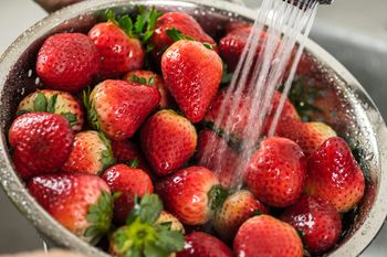 Sama woda to za mało. Zobacz, jak szybko usunąć chemię z truskawek