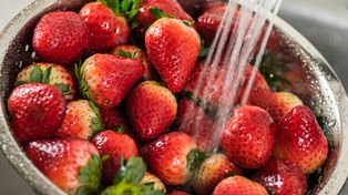 Sama woda to za mało. Zobacz, jak szybko usunąć chemię z truskawek