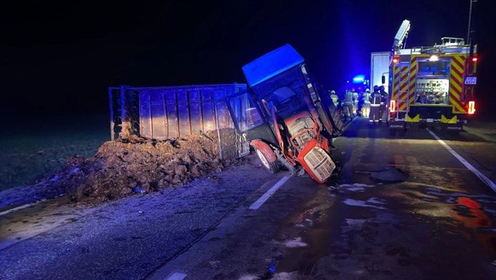 Czekarzewice Pierwsze: Ciągnik z rozrzutnikiem i trzy samochody rozbite. Śmierć na drodze pod Opatowem