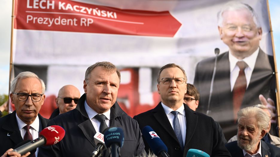 Andrzej Gwiazda, Tomasz Rakowski, Kazimierz Smoli�ski, Jacek Kurski
Gda�sk, 23.10.2024. Opozycjonista w okresie PRL Andrzej Gwiazda (P), przewodnicz�cy Klubu PiS w RMG Tomasz Rakowski (2P), pose� PiS Kazimierz Smoli�ski (L) i by�y prezes TVP Jacek Kurski (2L) na konferencji prasowej przy skrzy�owaniu ulic prezydenta Lecha Kaczy�skiego i Obro�c�w Wybrze�a na gda�skim Przymorzu, 23 bm. Temat konferencji: "Dzia�ania prawno-polityczne zmierzaj�ce do odebrania jednej z gda�skich ulic imienia prezydenta Lecha Kaczy�skiego". (aldg) PAP/Adam War�awa
Adam War�awa
odebranie ulicy imienia Lecha Kaczy�skiego, PiS, politycy, polityk, polityka, zwi�zkowcy, transparent