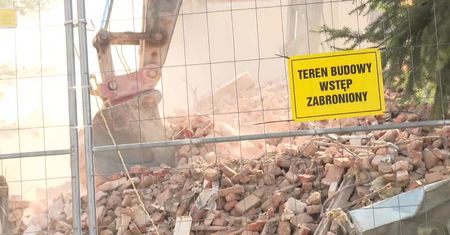 Mieszkańcy Wadowic duszą się od pyłu. Niedogodności to wynik wyburzania starych budynków