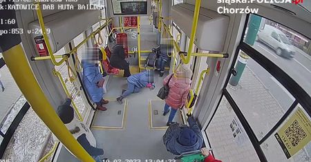 W uszach słuchawki, w ręce telefon. 32-latka weszła prosto pod tramwaj. Policja pokazuje nagranie
