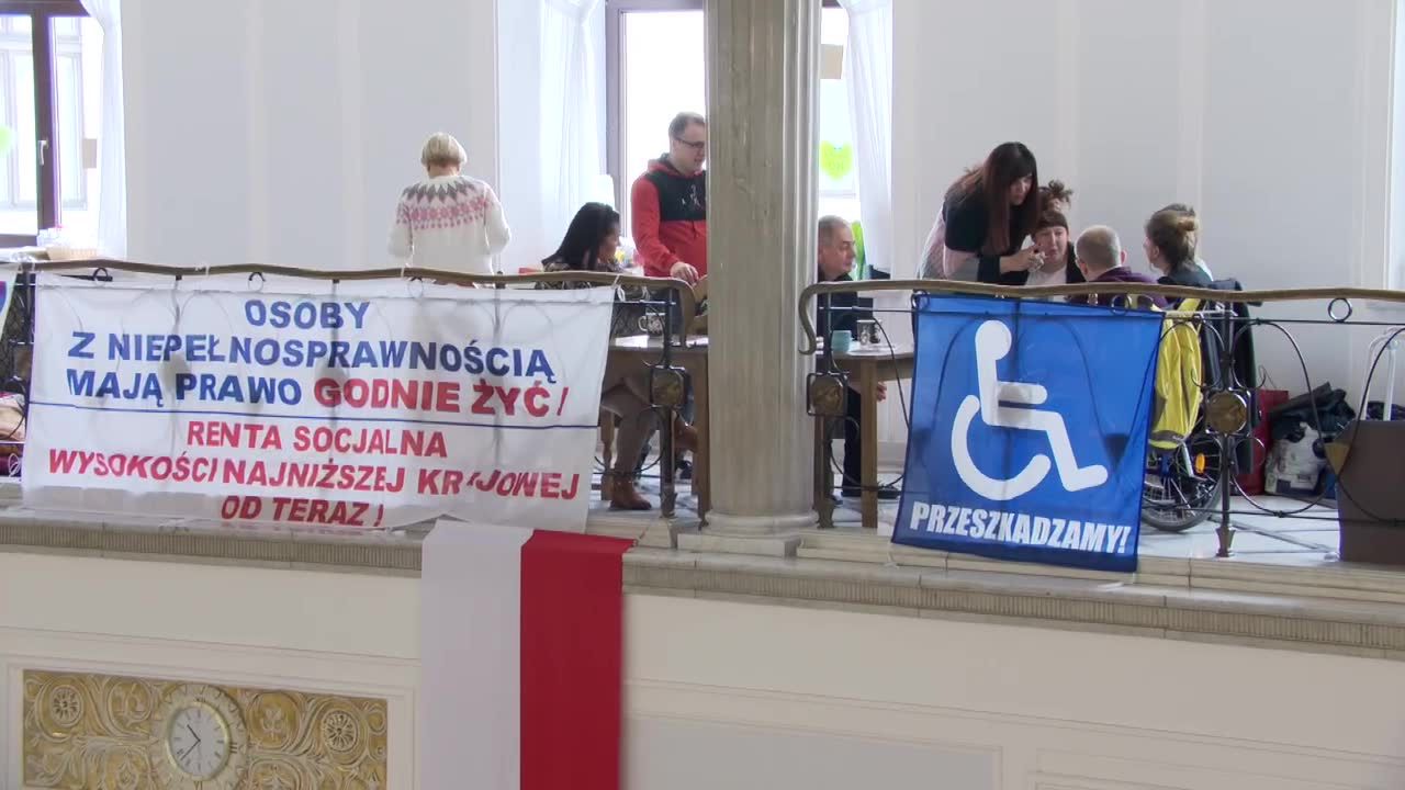 Osoby z niepełnosprawnościami i ich opiekunowie opuszczą Sejm. “Żeby dalej działać musimy być zdrowi”