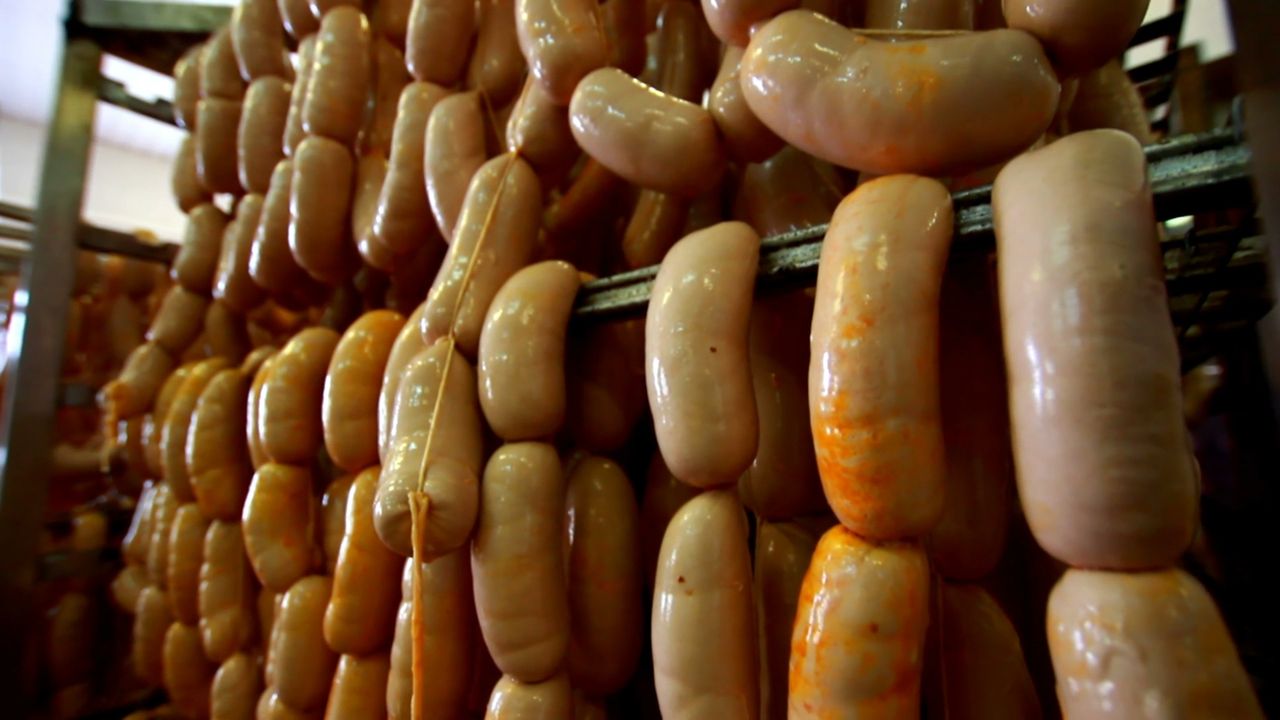 Azotyn sodu E250. Zobacz, dlaczego może szkodzić (WIDEO)