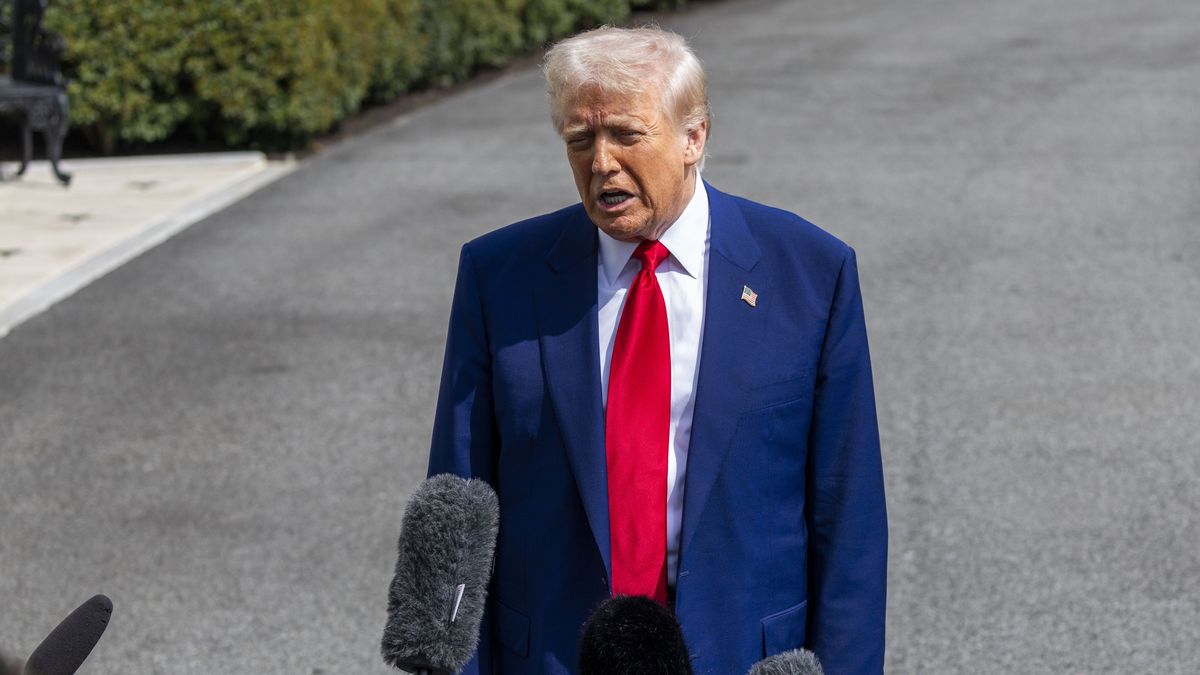 US President Donald Trump responds to a question from the media as he walks to board Marine One on the South Lawn of the White House in Washington, DC, USA, 03 April 2025. President Trump is traveling to Florida for the weekend. EPA/SHAWN THEW Dostawca: PAP/EPA.